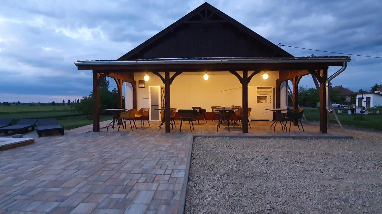 Tisza White House Bed & Breakfast Tiszaszolos Eksteriør bilde