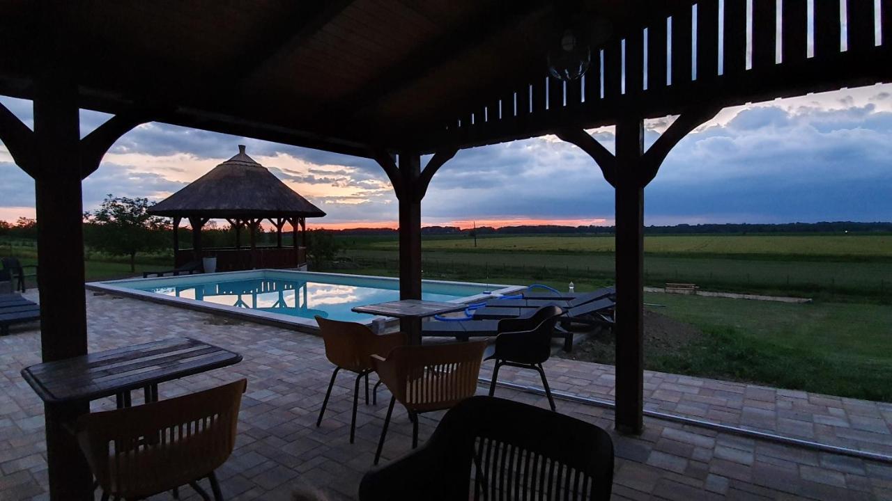 Tisza White House Bed & Breakfast Tiszaszolos Eksteriør bilde
