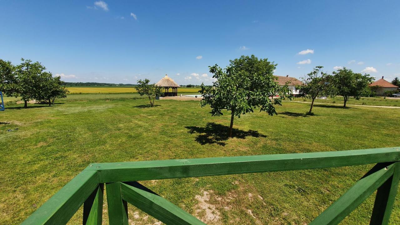 Tisza White House Bed & Breakfast Tiszaszolos Eksteriør bilde