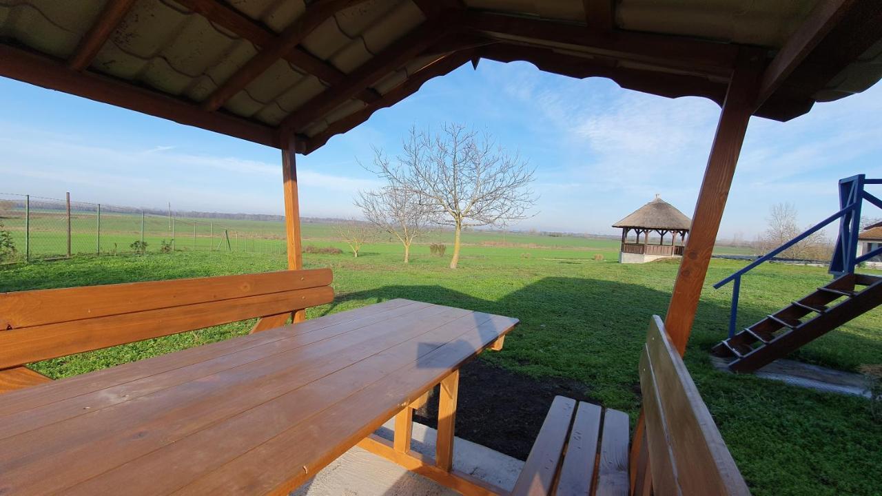 Tisza White House Bed & Breakfast Tiszaszolos Eksteriør bilde